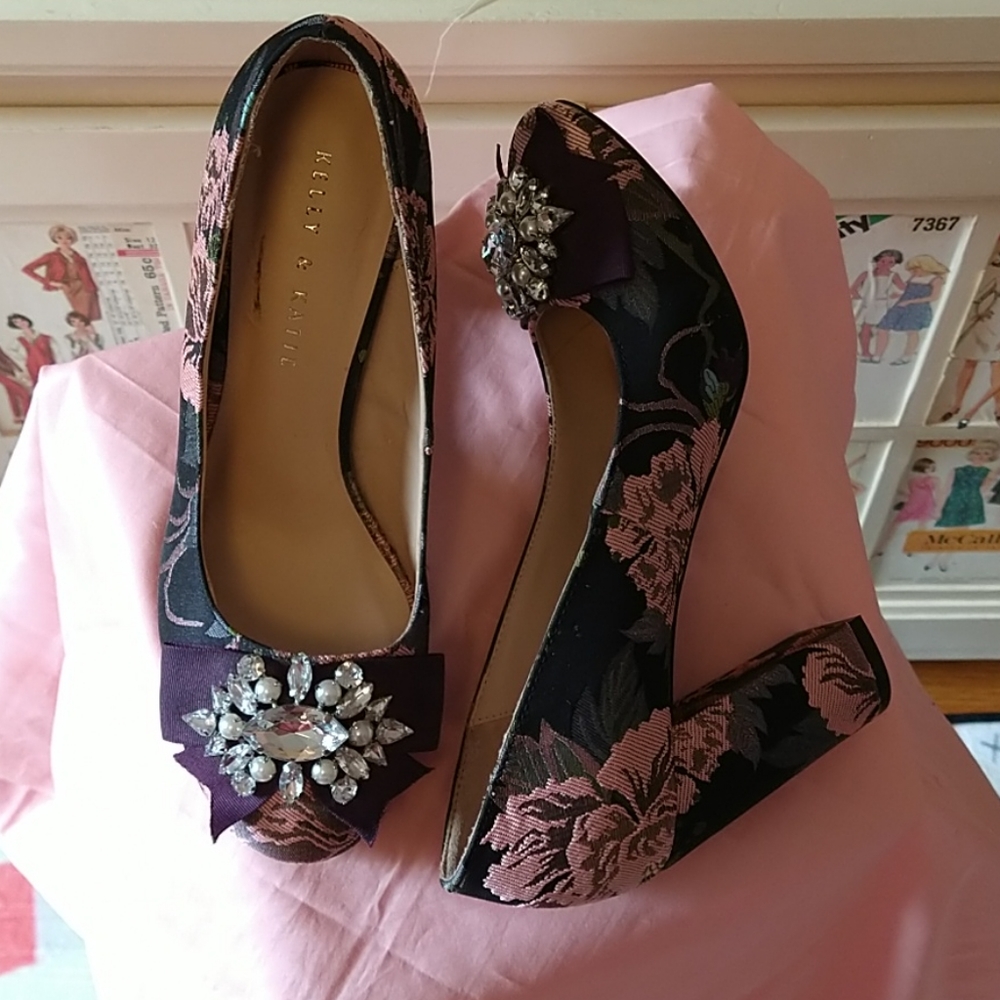Kelly and Katie embellished tapestry pumps Sz 8.5 🥿